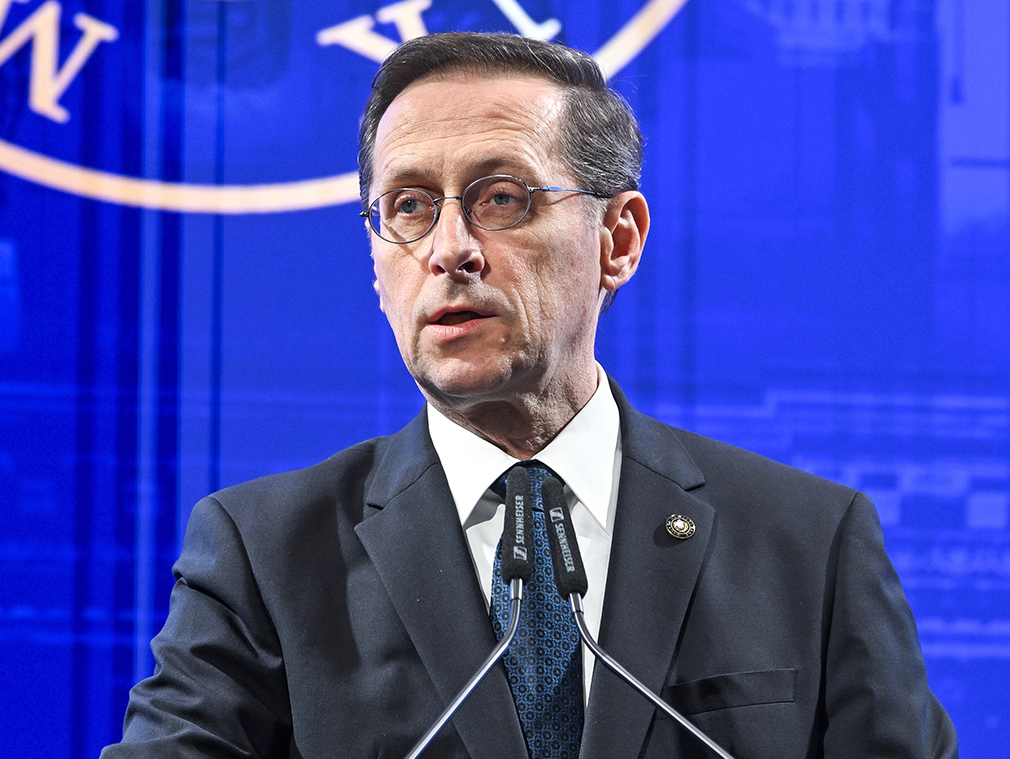 Hungary&rsquo;s Central Bank Cuts Rates After 18 Months, Signals Cautious Path Ahead